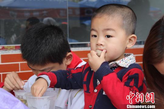 “世界瓷都”福建德化辦美食節(jié)?土菜小吃受熱捧